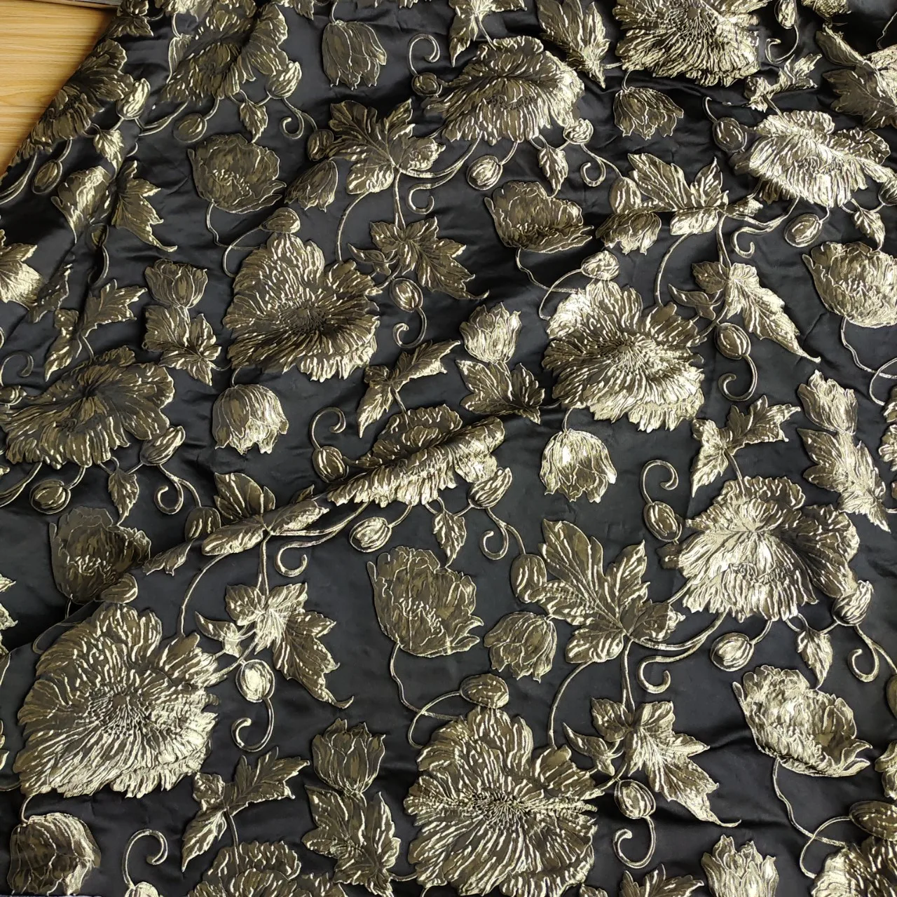 

Тисненый золотой черный цветок жаккардовая ткань пузырьковая ткань 155 см в ширину-продается измерителем