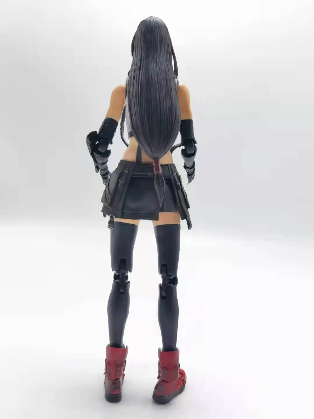 Дешево Шарнирная экшн-фигурка PLAY ARTS Tifa Lockhart, декоративная Модель 25 см Продажа Шарнирная экшн-фигурка PLAY ARTS Tifa Lockhart, декоративная Модель 25 см