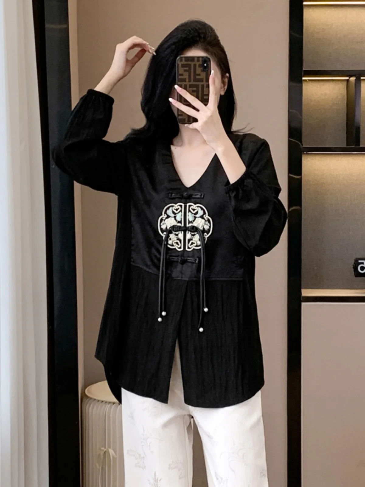 Высококачественные атласные черные рубашки с v-образным вырезом и длинными