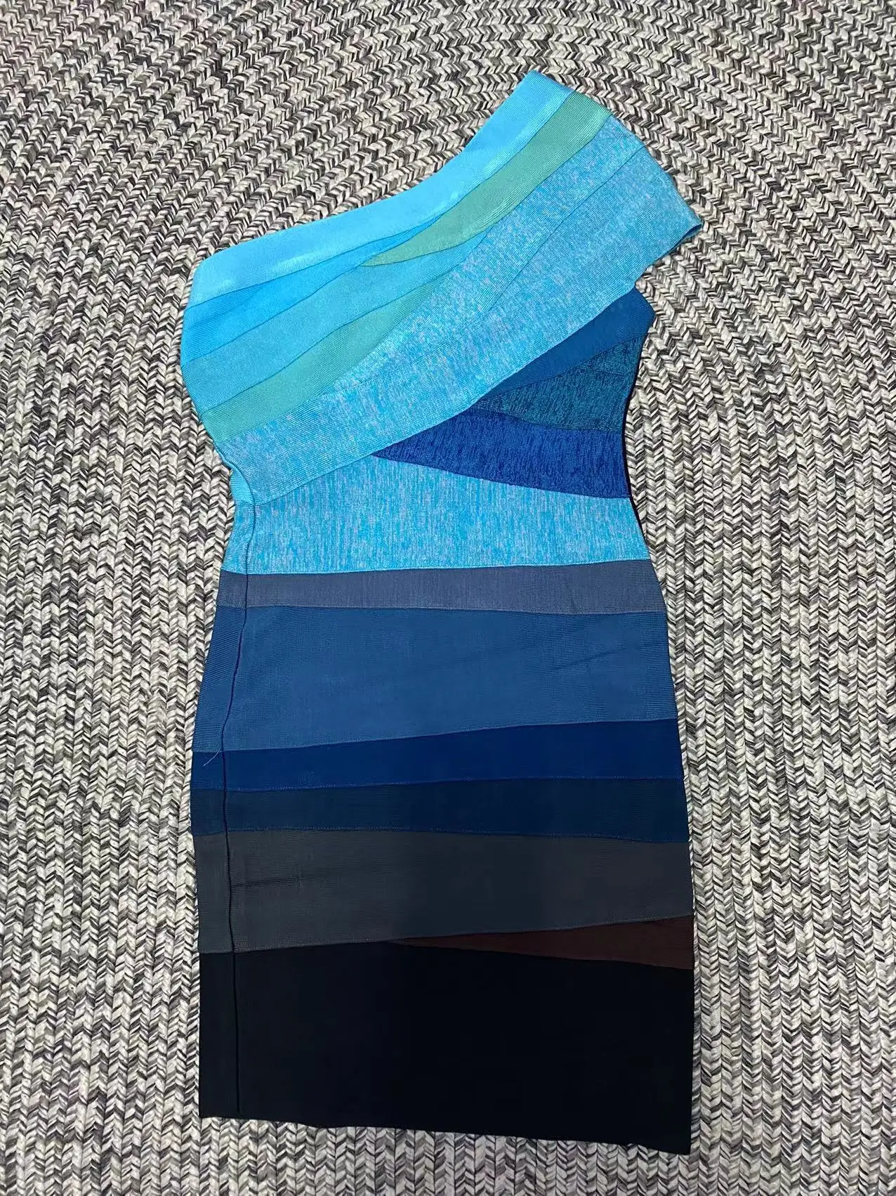 Распродажа по акции! Женское Бандажное платье с открытыми плечами синее