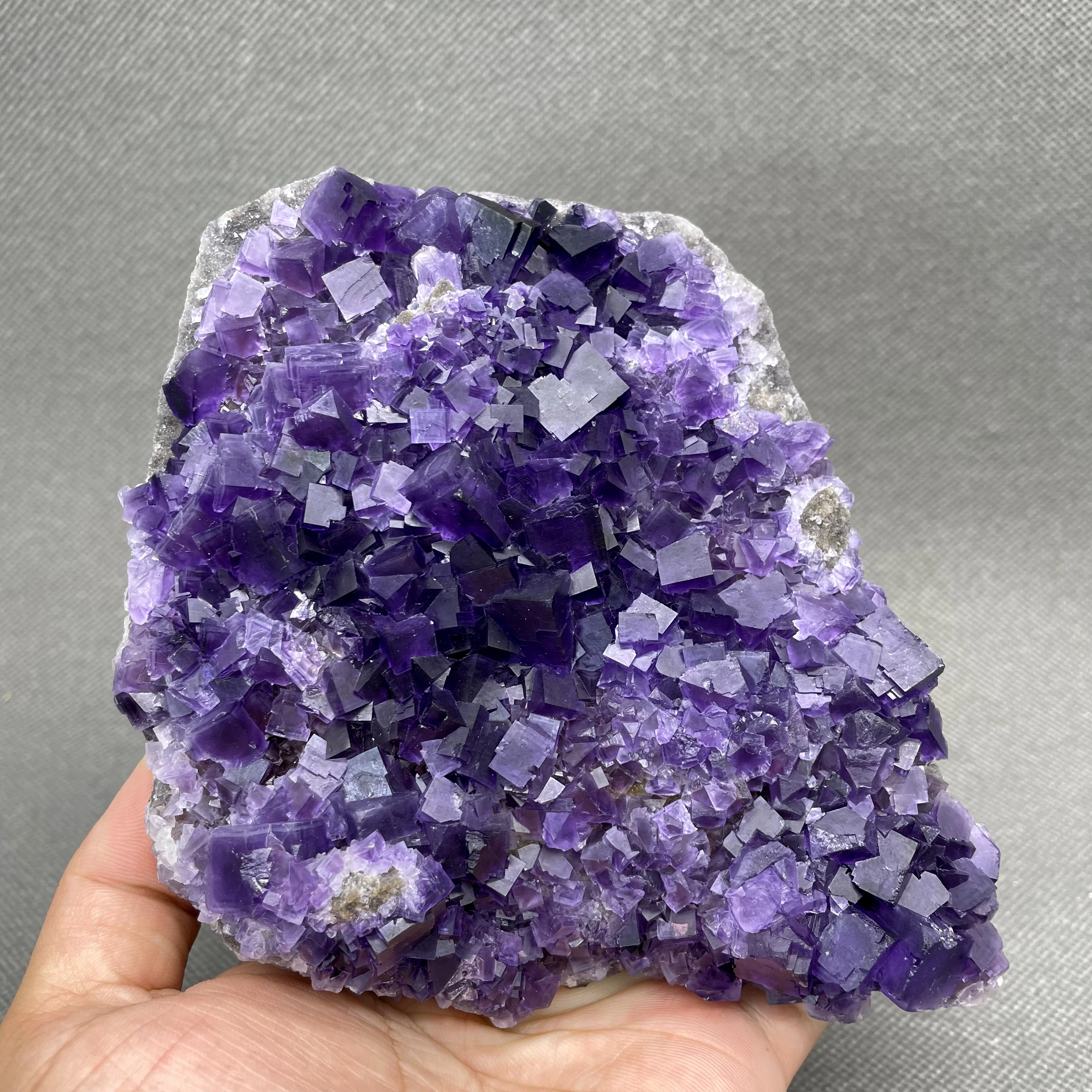 

Лучше всего! 765 г натуральный куб Гуйчжоу, Фиолетовый флюорит, минеральный образец, камни и кристаллы, лечебный кристалл