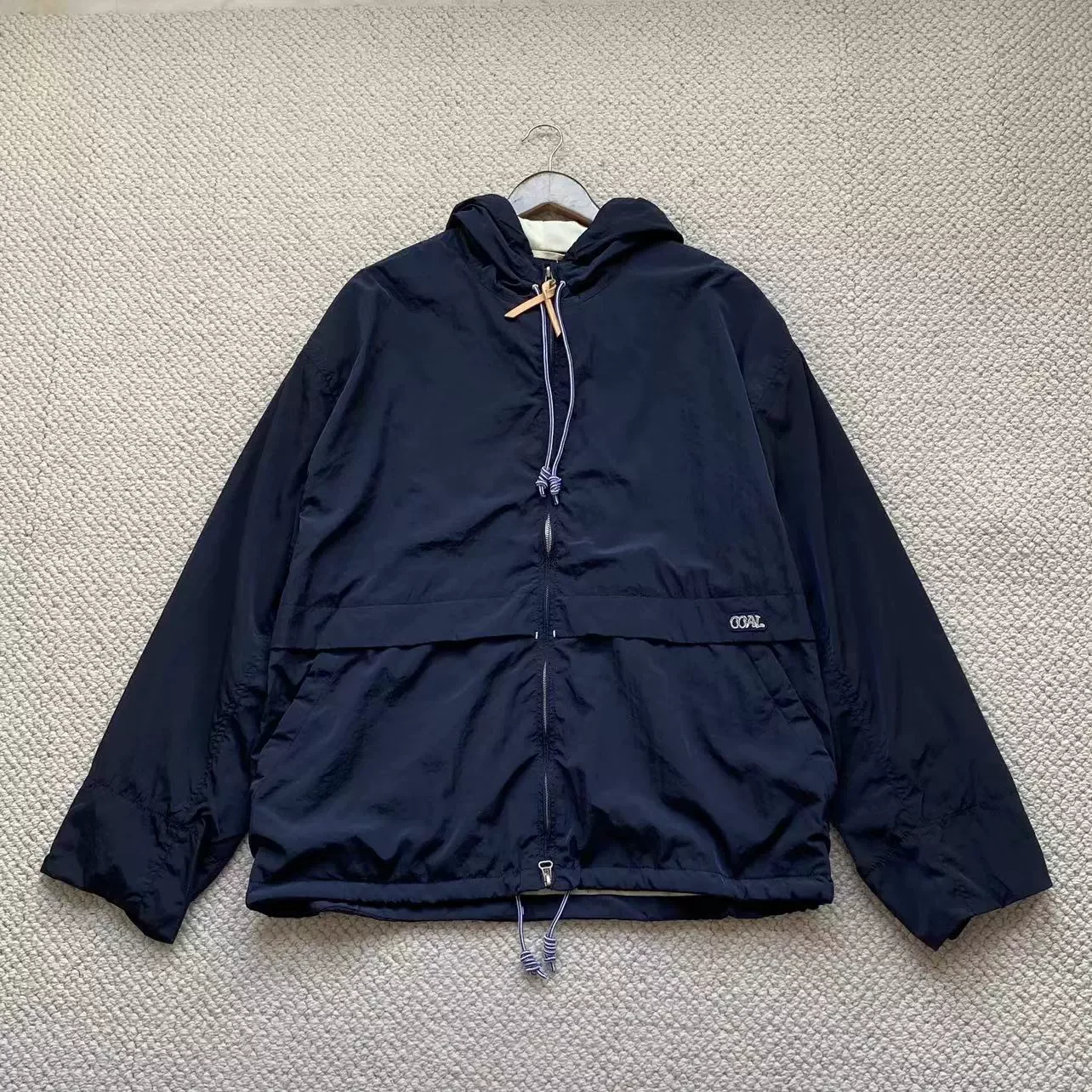 Куртка на молнии с капюшоном металлик 24ss