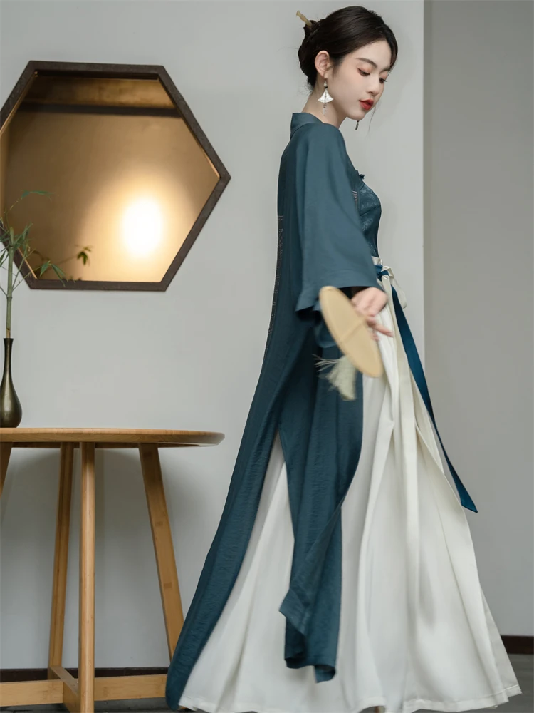 Рисунок 5 - Костюм в старинном стиле с вышивкой в китайском стиле