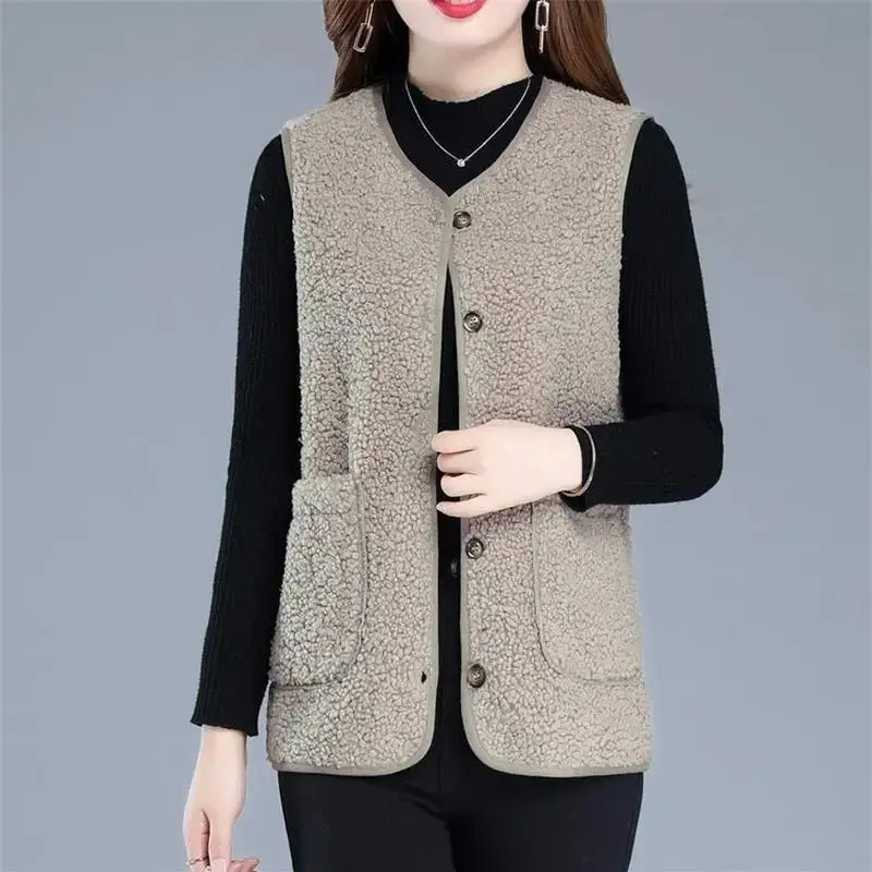 Женский жилет из овечьей шерсти