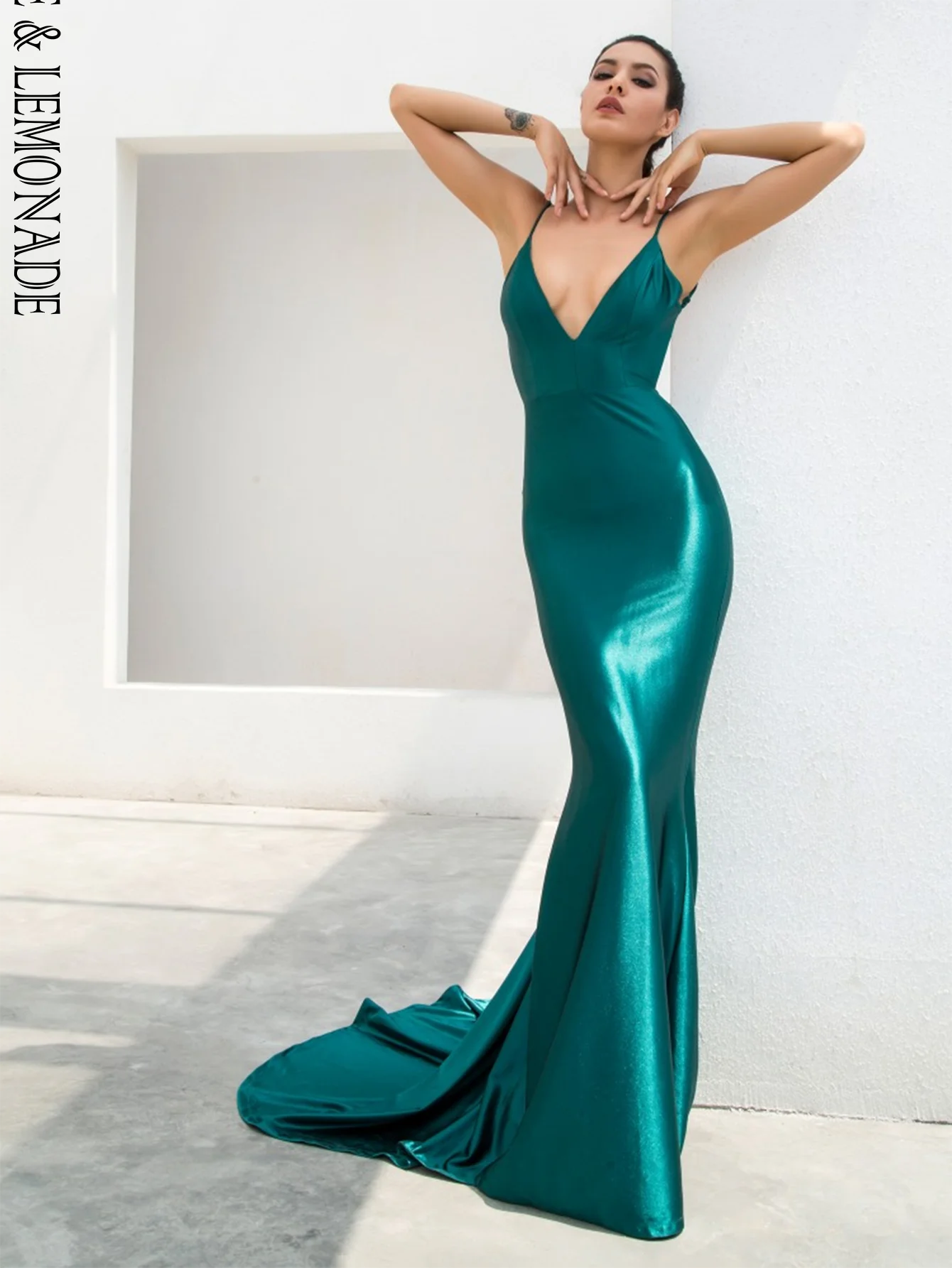 Женское платье макси LOVE &amp LEMONADE зеленое облегающее с глубоким V-образным вырезом