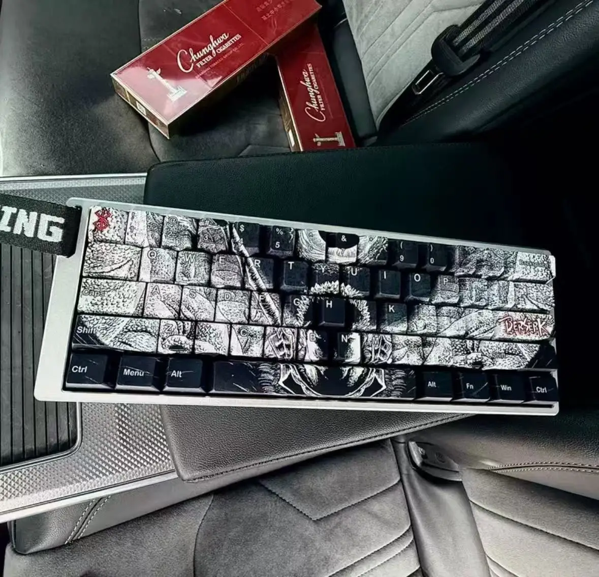 Фото Черные кейкапы Black Berserk Guts Cherry PBT с пятисторонней сублимацией, игровые кейкапы с анимационным дизайном для механических клавиатур 60, 64, 68, 75, 87 №1