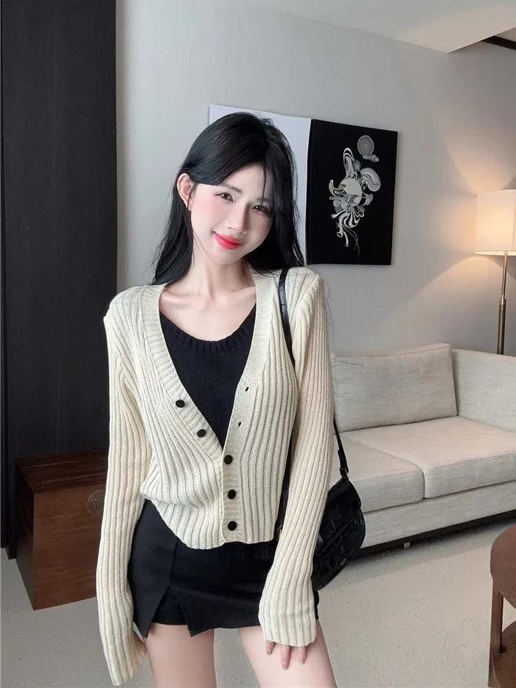 Вязаный кардиган с V-образным вырезом контрастных цветов