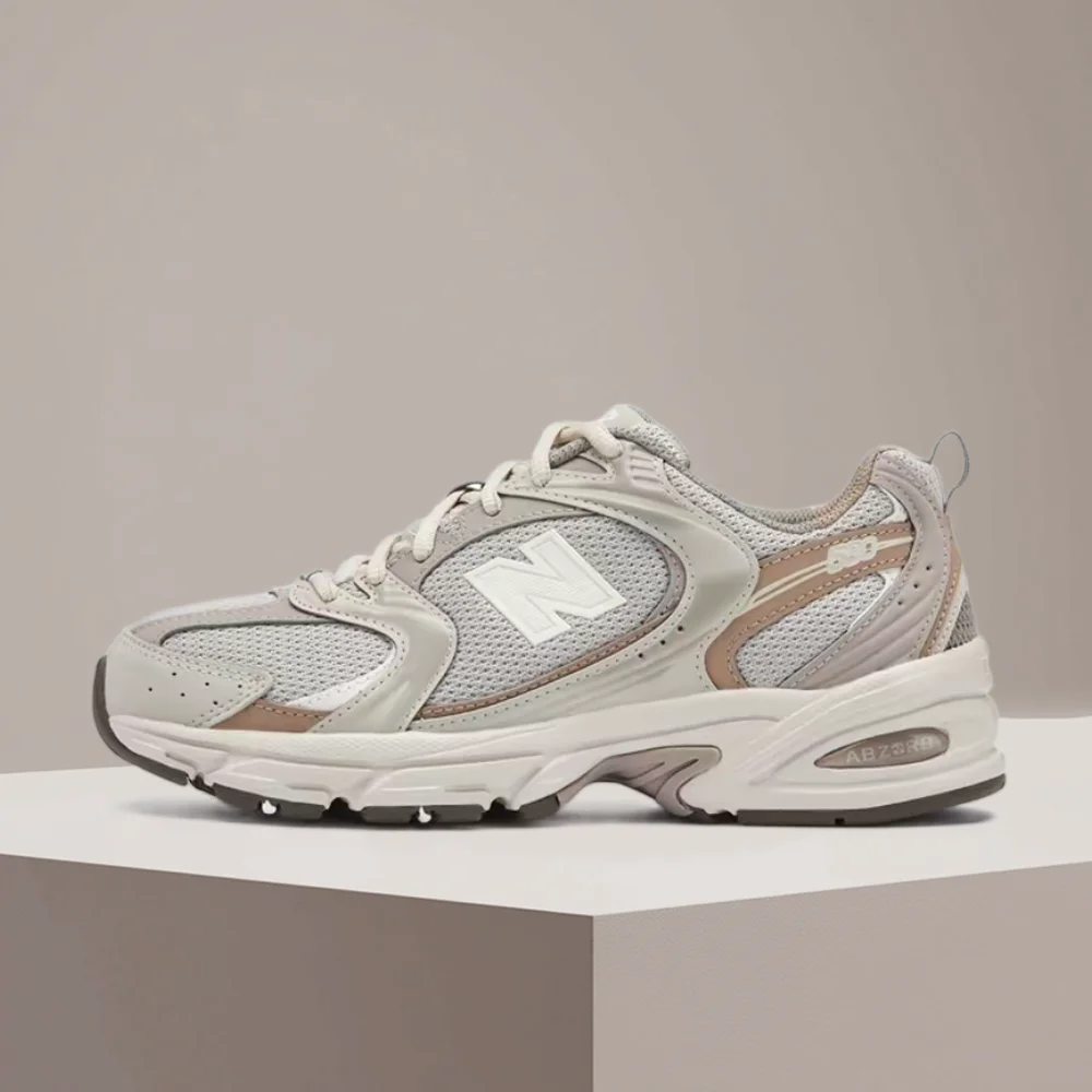 Фото Кроссовки New Balance NB530 унисекс, низкие, повседневные, для бега – светло-серого цвета, с принтом в виде букв, на шнуровке, прочные MR530KOB №1