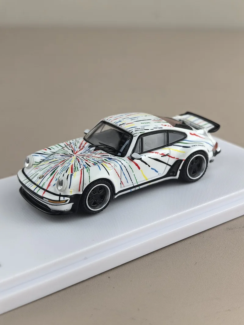 Фото Коллекционная модель автомобиля Porsche Singer Turbo 930 из сплава, масштаб 1:64, сувенир, украшение для витрины, подарок №4