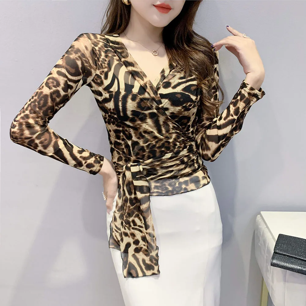 Женская блузка с длинным рукавом V-образным вырезом и цветочным принтом - купить