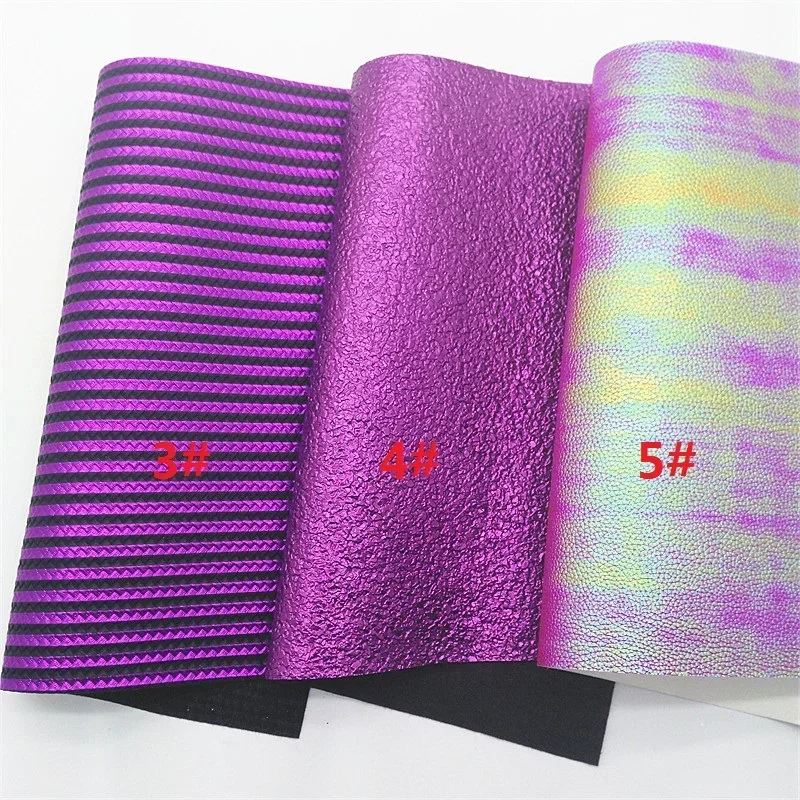 Фиолетовые блестящие кожаные листы в полоску с рыбьей чешуей тисненые из
