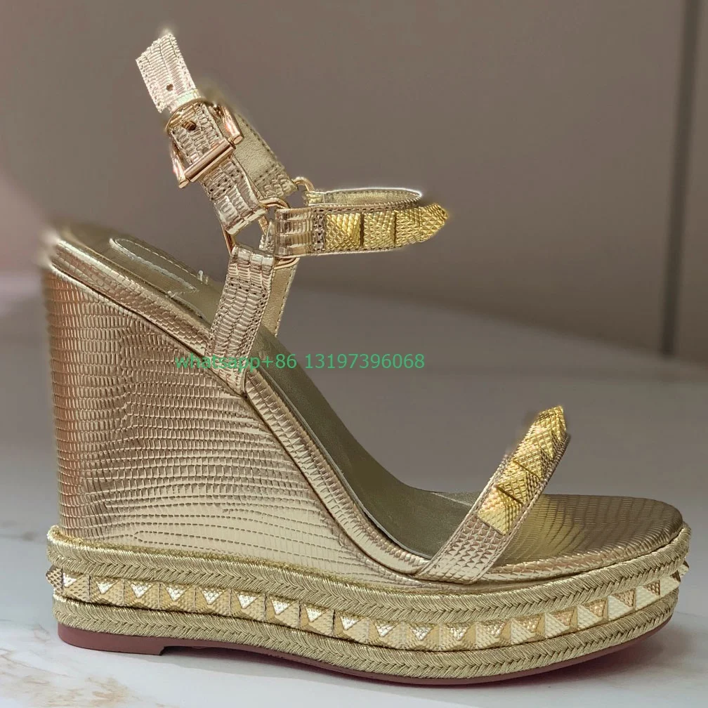 

Женские босоножки на танкетке, золотистые Босоножки с открытым носком и ремешком с пряжкой, серебристые блестящие черные повседневные дизайнерские туфли-лодочки с шипами, размер 43