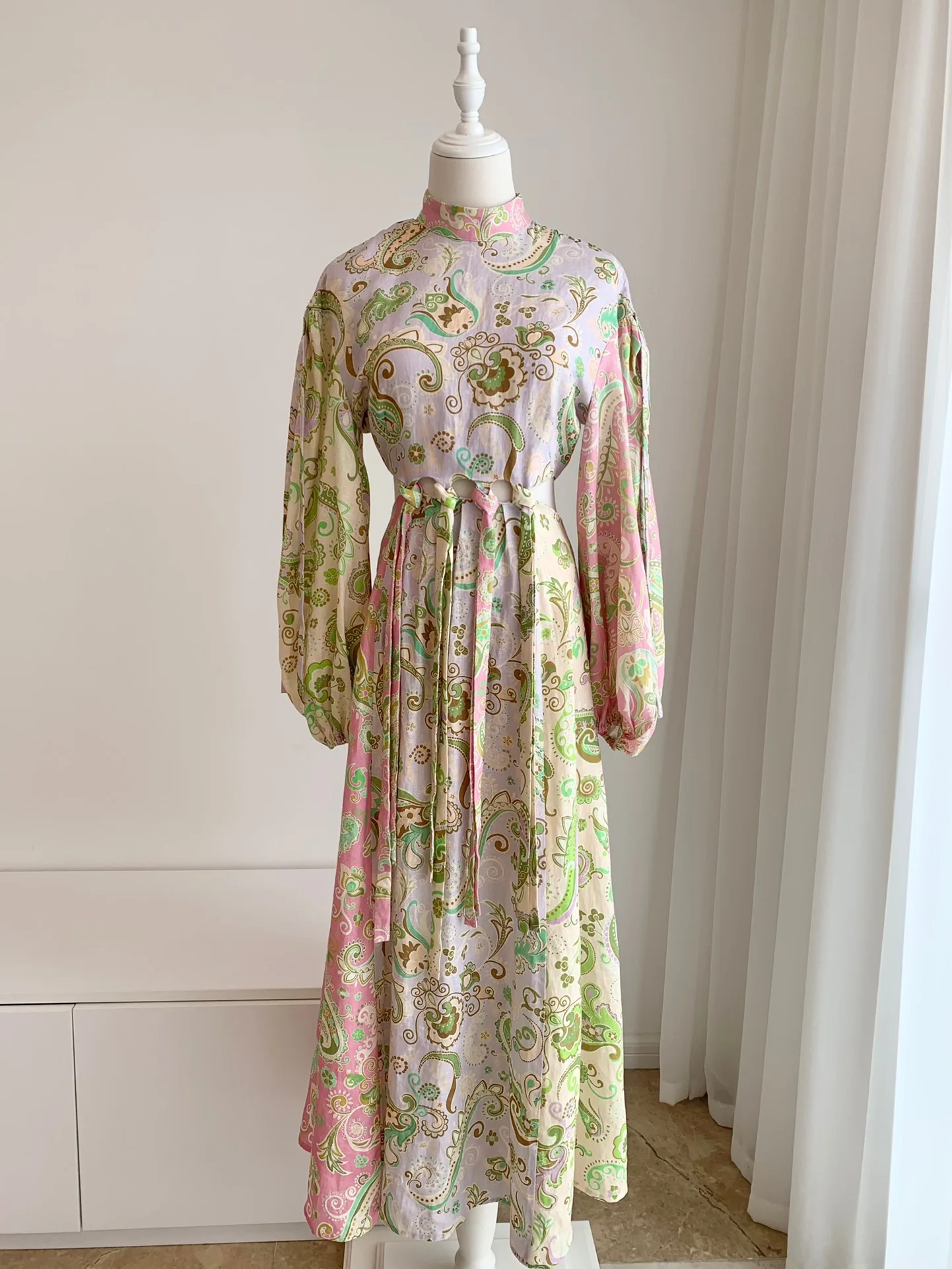 

Женское праздничное платье макси высокого качества, льняное ажурное длинное платье с рукавами-фонариками, стоячим воротником и поясом, с пр...