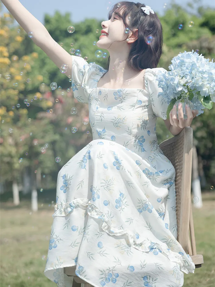 

Женское летнее платье во французском стиле с цветочным принтом и квадратным воротником