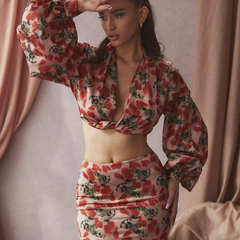

Combhasaki Women Vintage Cropped Tops Floral Print Long Lantern Sleeves Low Cut T-Shirts Versatile Crop Length Harajuku Skirts