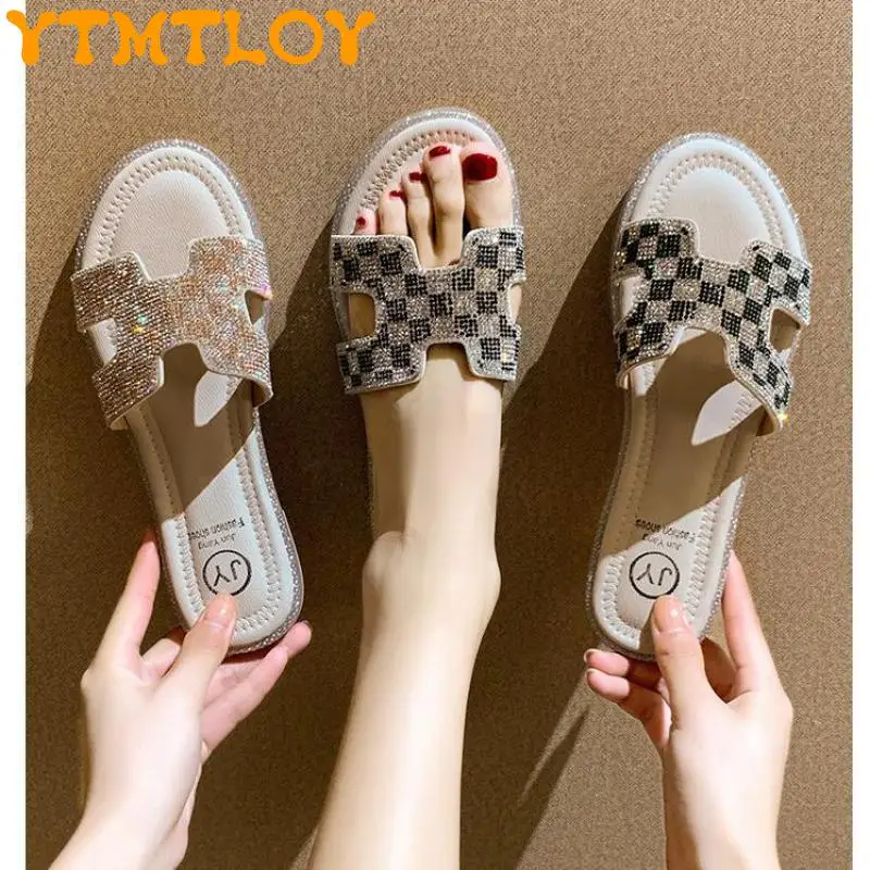 

2022 Summer New Checkerboard Flat Slippers Women's Outer Wear Spring Soft Bottom Fairy All-match Pearl Beach Sandals Schuhe