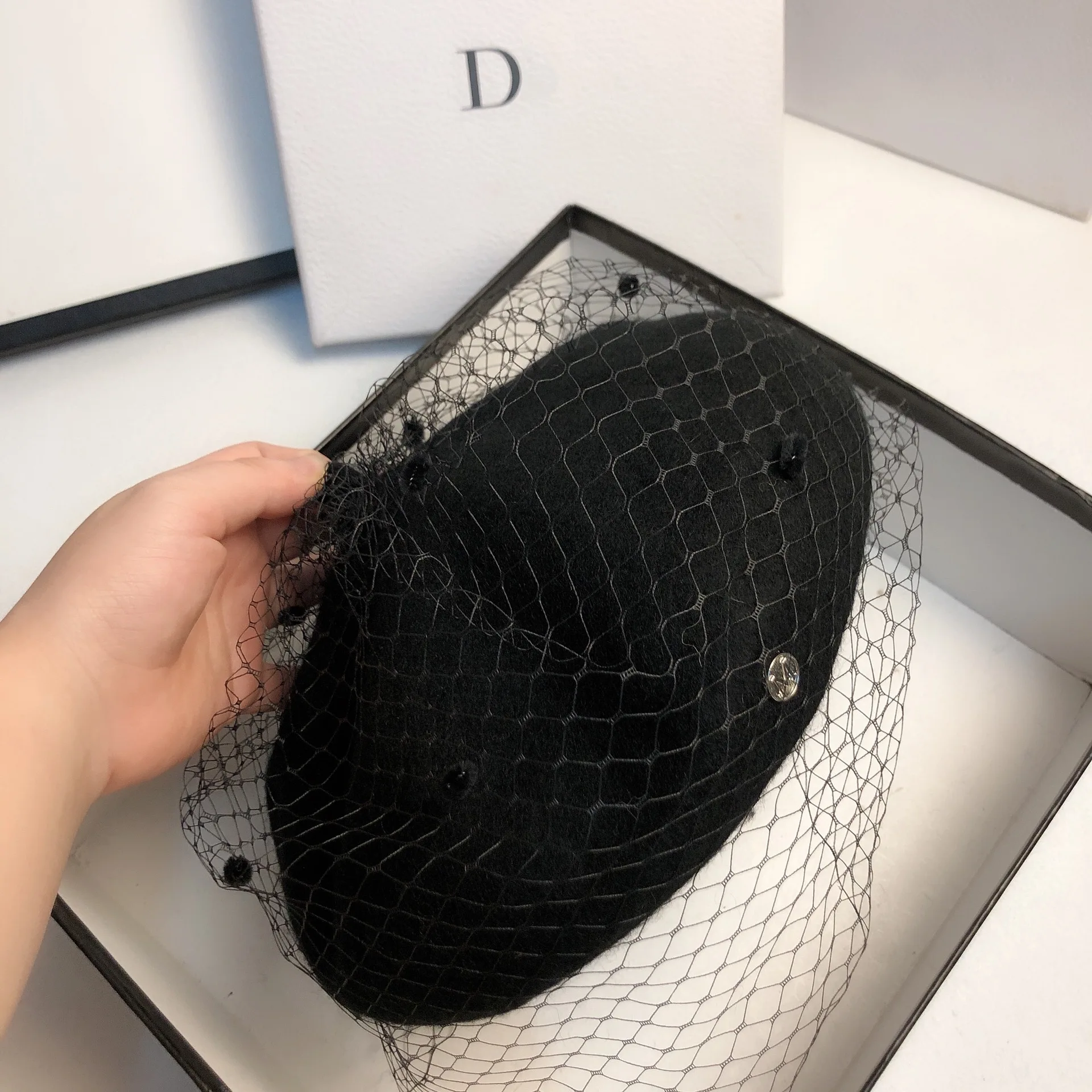 Шерстяной берет с вуалью