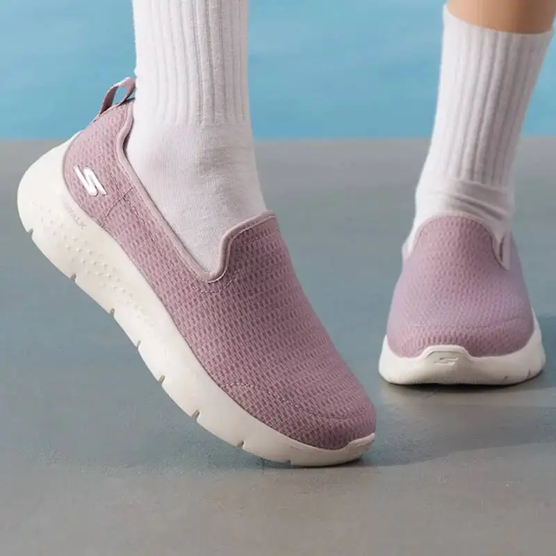 Фото Женские прогулочные туфли Skechers без шнуровки, цвета маво, из трикотажной сетки, с легкой амортизацией и поддержкой свода стопы, удобные повседневные лоферы, кроссовки 124847-MVE №2