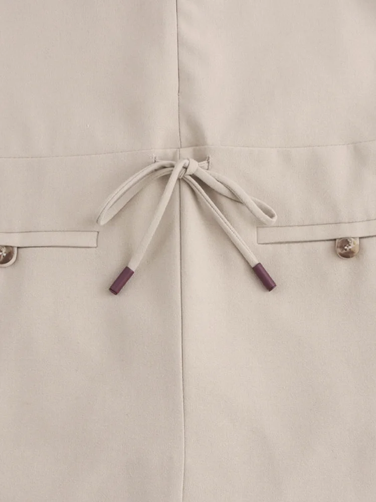 Женское мини-платье в полоску с открытой спиной и лямкой на шее