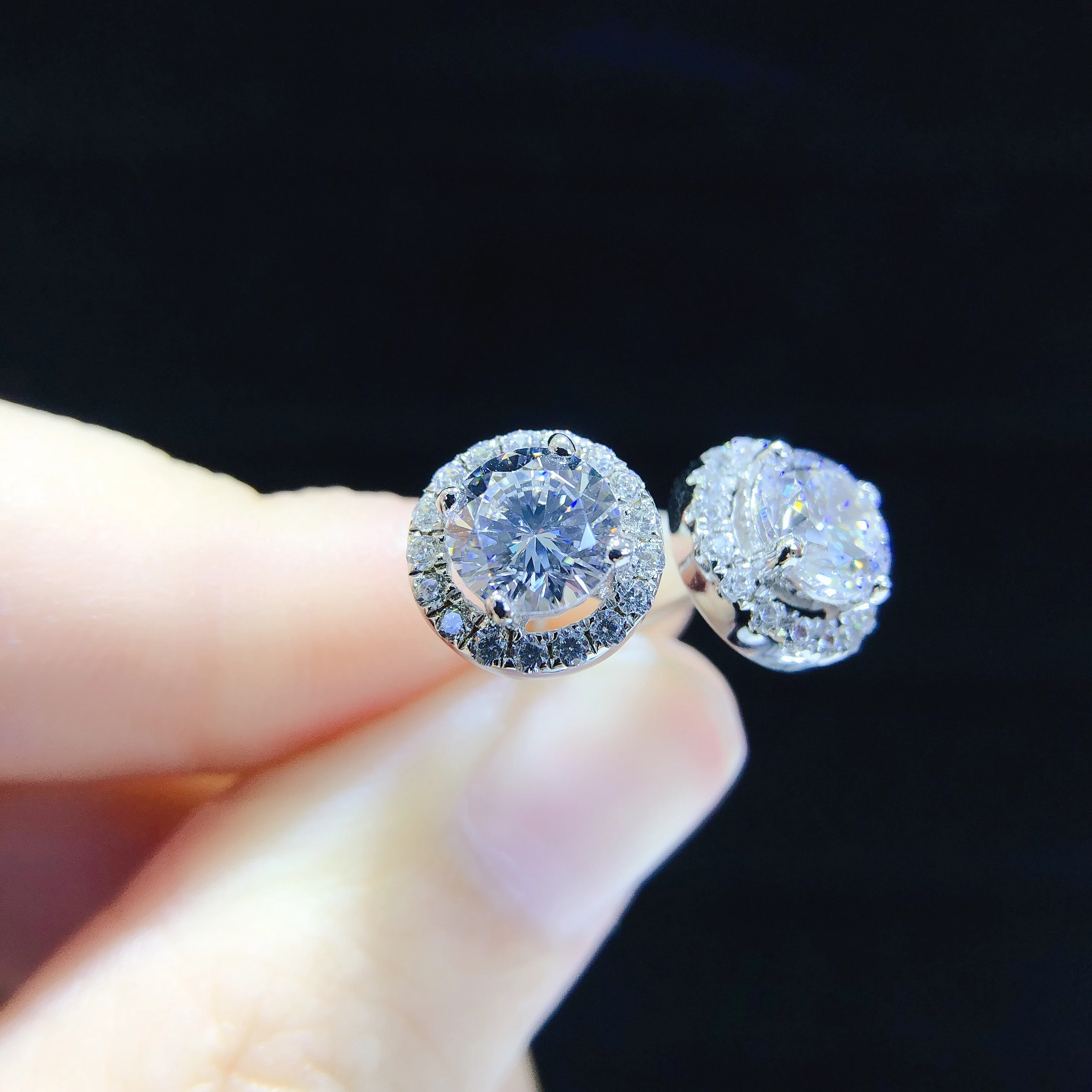 

Серьги-гвоздики с бриллиантами, 2 карата/каждый, 8,0 мм