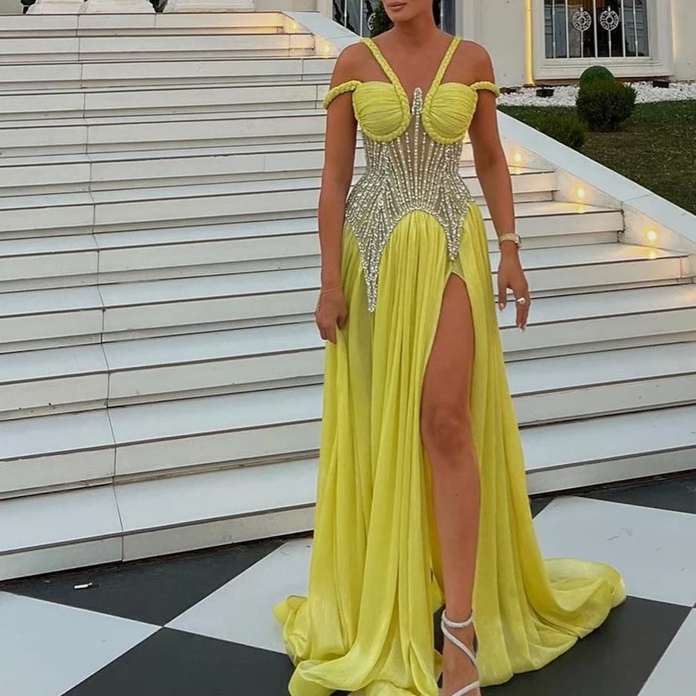 Изысканное вечернее платье из органзы с кристаллами и открытыми плечами