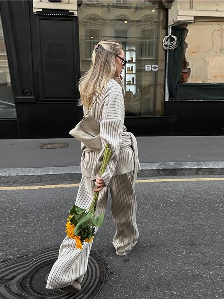 Женский однотонный костюм из свитшота и брюк