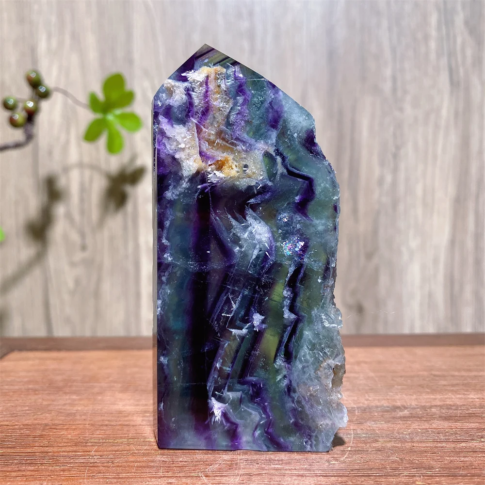 

Радужный флюоритовый кристалл