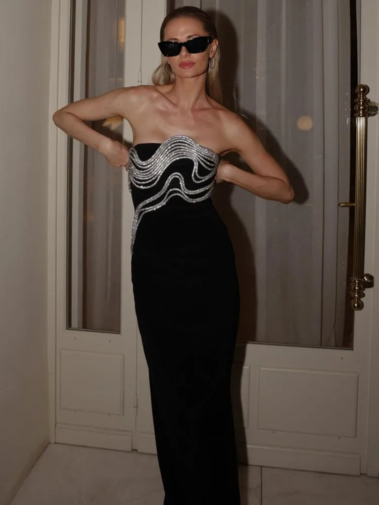 Женское летнее платье-миди без бретелек черное облегающее платье со стразами и