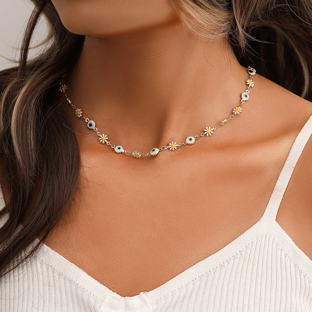 

2022 New Fashion Trend Unique Design Exquisite Devil's Eye Small Daisy Clavicle Necklace Women's Jewelry Party Gift Wholesale