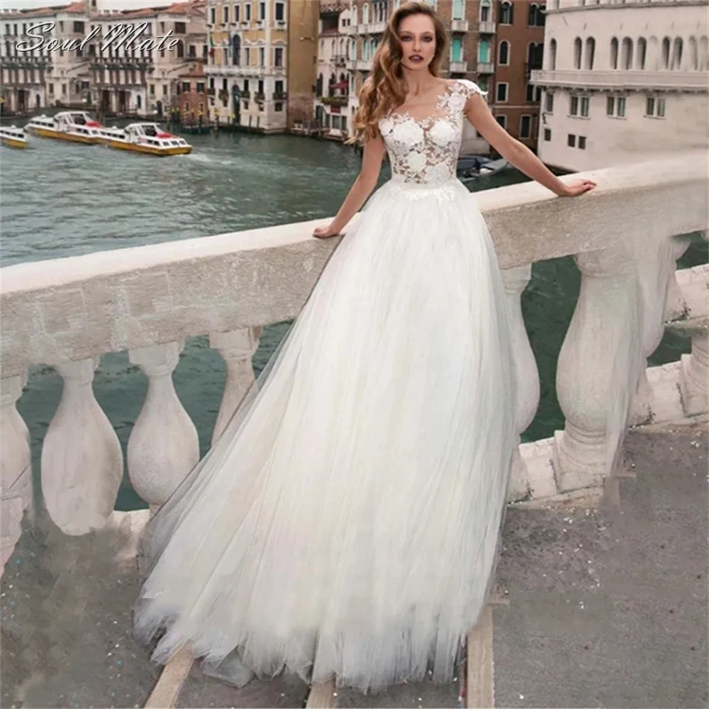 

Elegant A-Line V-Neck Wedding Dress For Women Lace Appliques Sleeveless Bridal Gown Illusion Tulle Button Train Vestido De Noiva