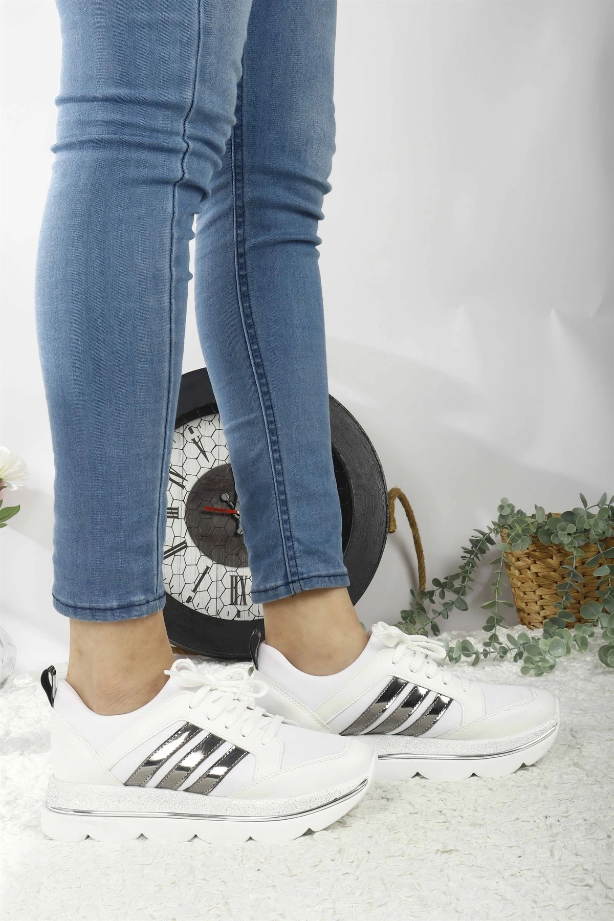 

Dante White Sports Shoes