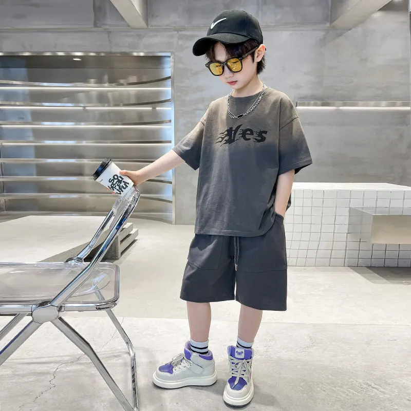 

Корейский детский костюм для мальчиков 2023 летний модный градиентный серый цвет Комплект Одежда для мальчиков-подростков хлопковый трикота...