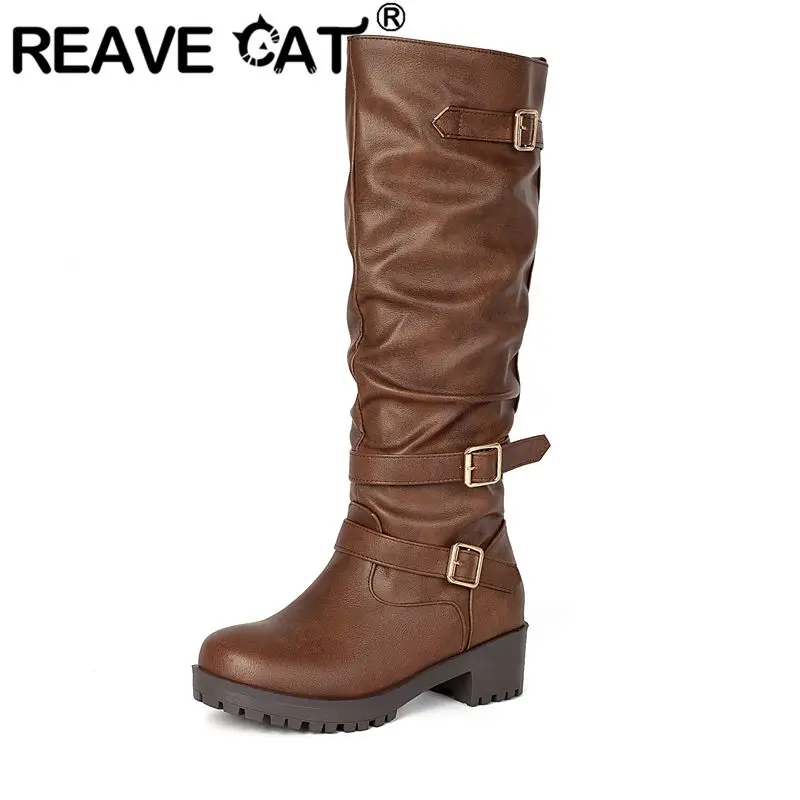 Фото REAVE CAT Коричневые женские сапоги до колена с круглым носком, толстым каблуком 4,5 см, платформой 2 см, без застежек, плиссированные, большие размеры 43, 44, 45, повседневные ботинки. №1