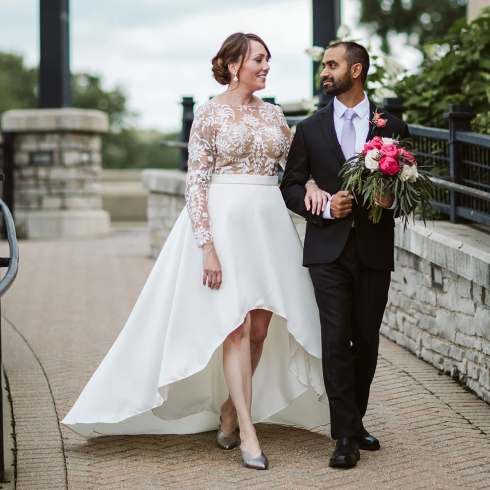 Высокое и низкое атласное свадебное платье в стиле бохо с длинными рукавами по