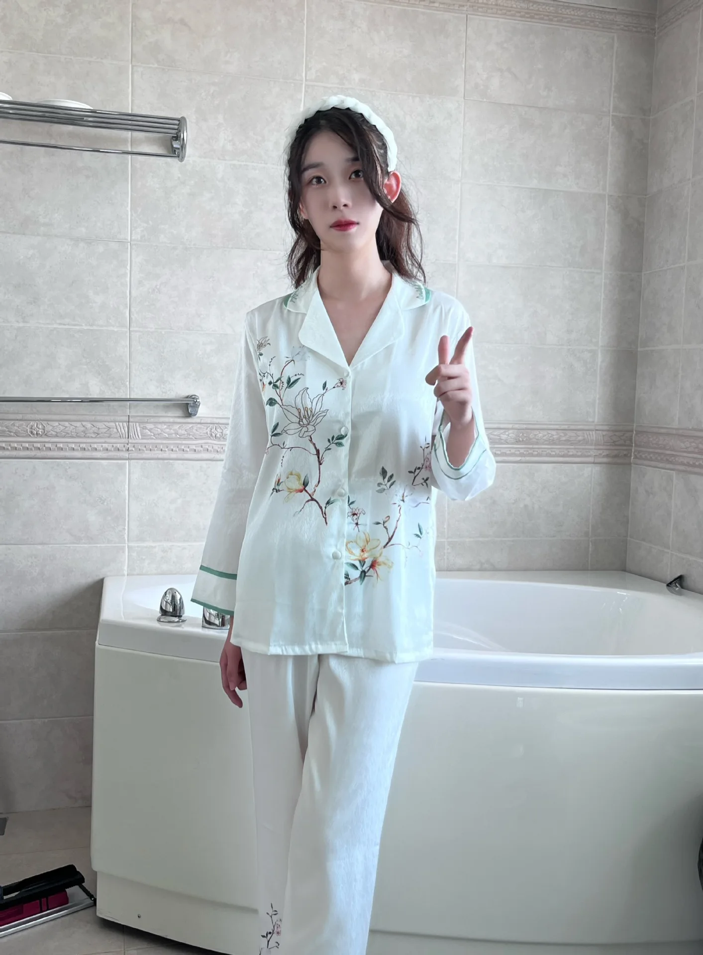 Pajamas Women's Spring and Autumn Long sleeved 2023 New Ice Silk Pajamas Chinese Herringbone Thread Printed Home Furnishings