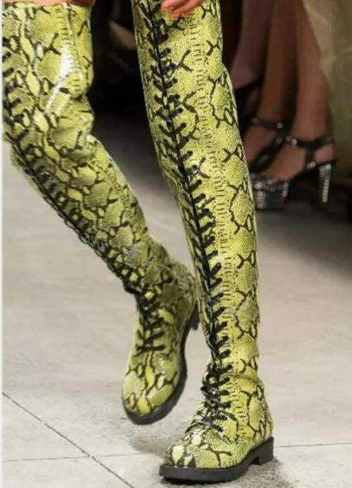 Сапоги женские выше колена кожа питона змеиная камуфляжные на плоской подошве