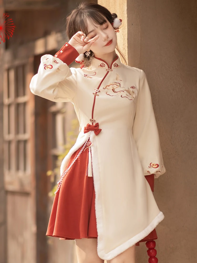 Новогодний костюм в китайском стиле с вышивкой Xiangyun