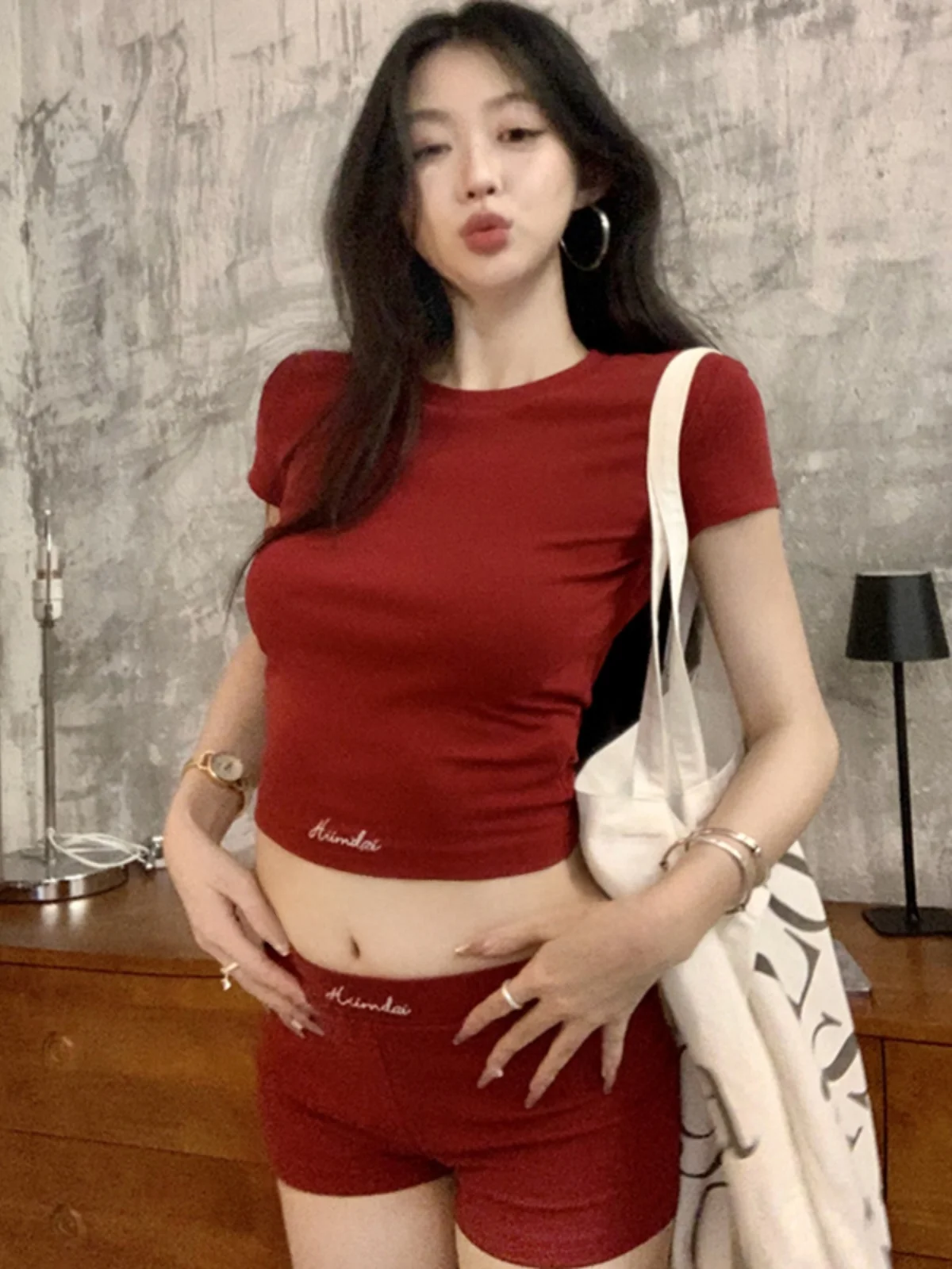 Женская трикотажная футболка с вышивкой облегающая коротким рукавом и открытыми