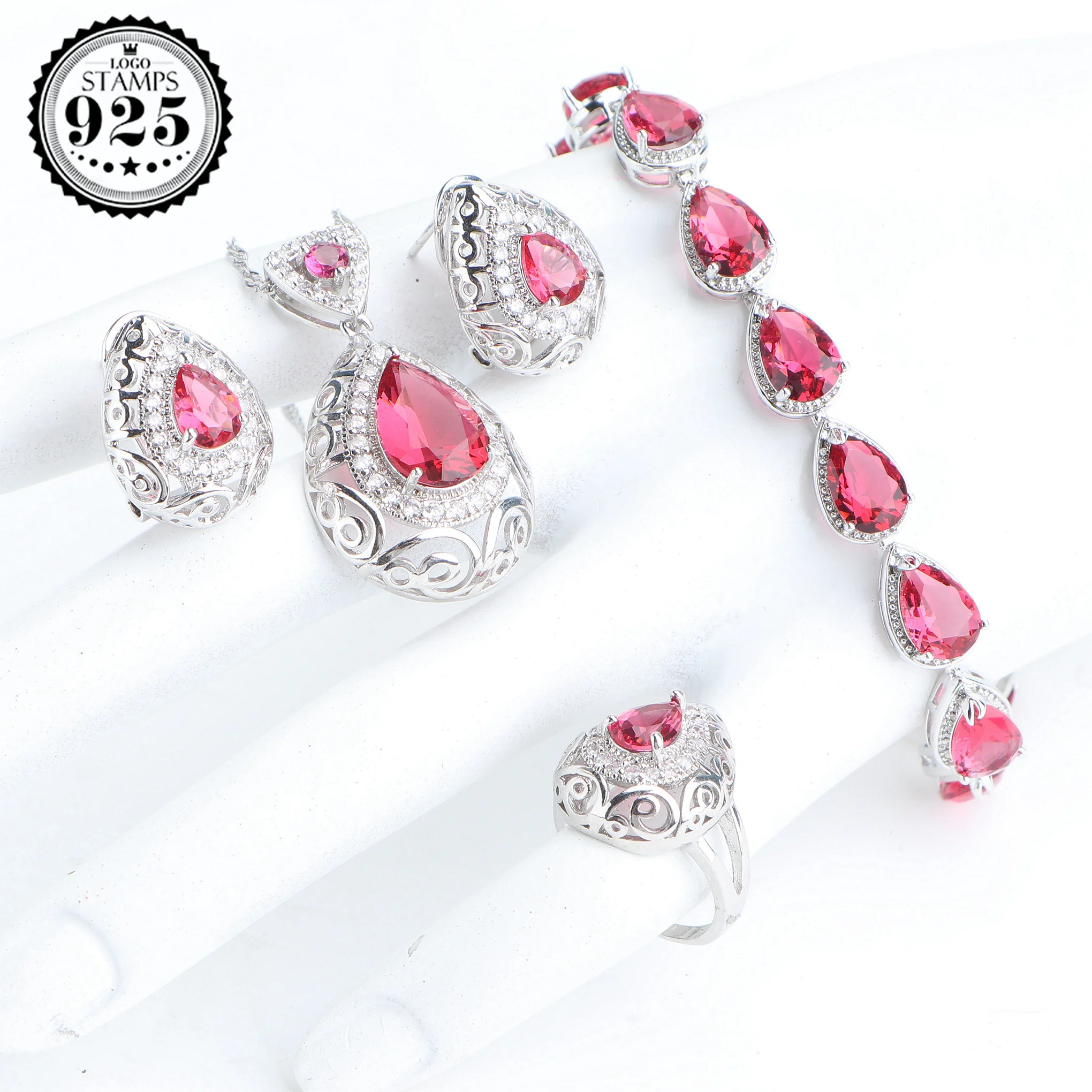 

Комплект из колье, серёг и кольца, из серебра 925 пробы
