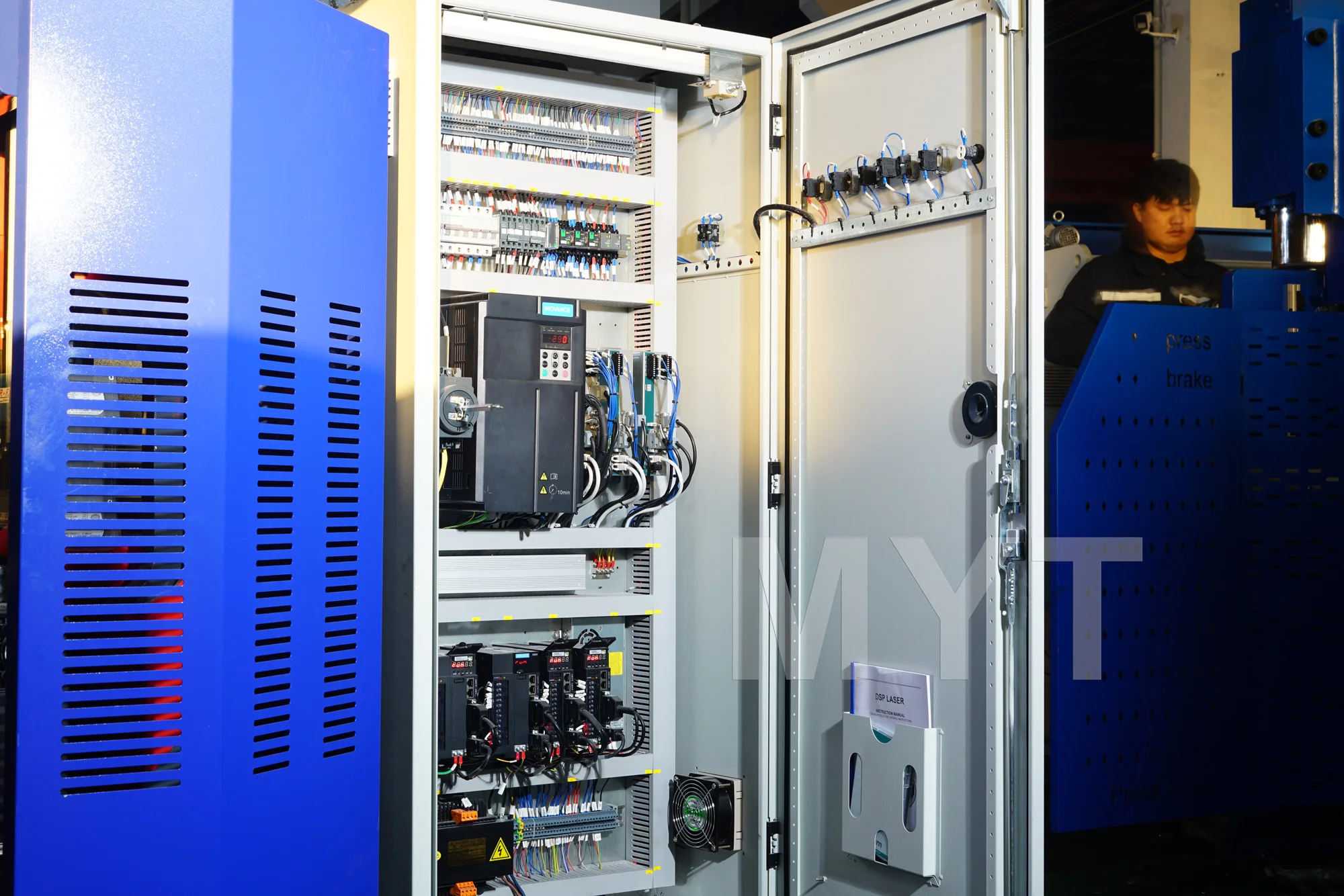 Гибридный гидравлический персрем Prijs с сенсорным экраном Delem Da 66T