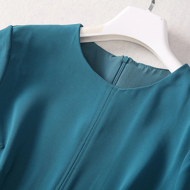 Женское платье с застежкой на талии модельное дизайнерское круглым вырезом и