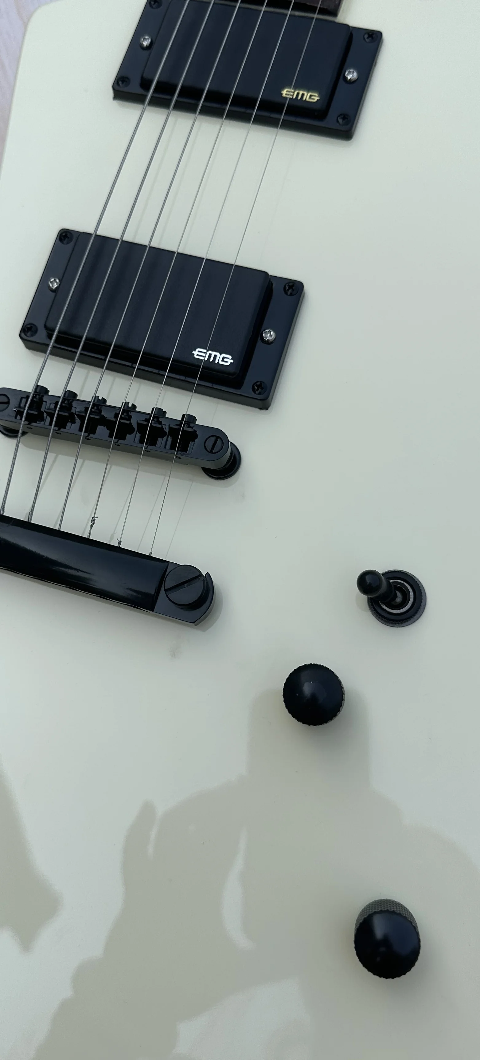 Необычная электрическая гитара изготовлена из импортной древесины