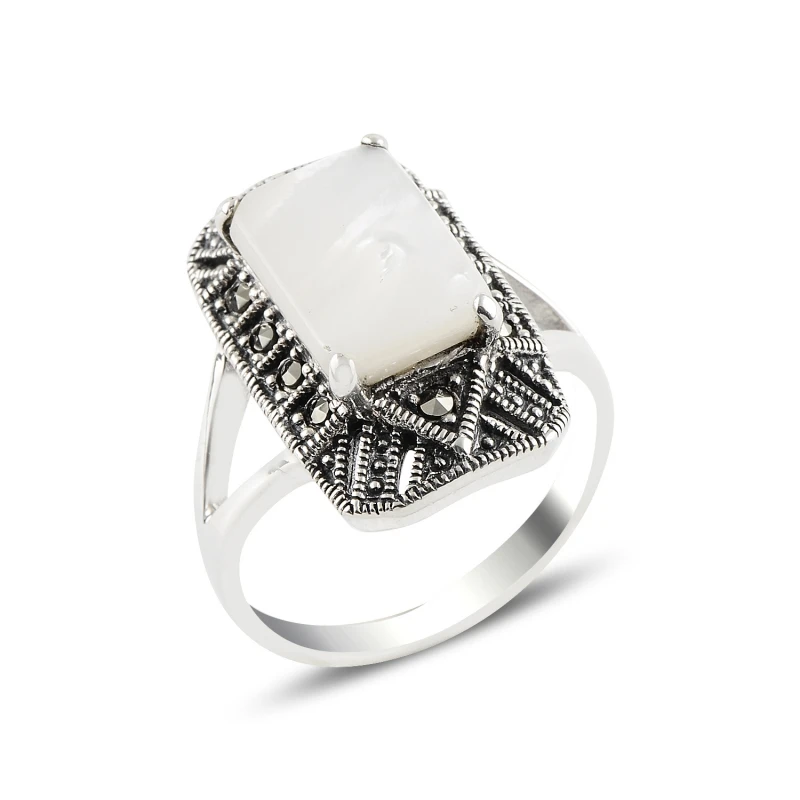 

Серебряное кольцо с искусственным жемчугом и марказитом