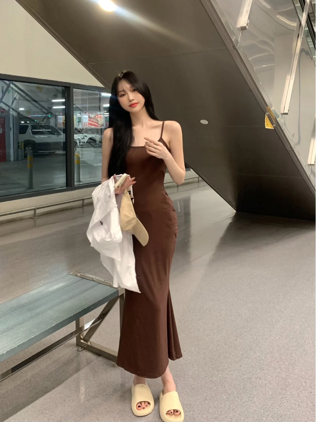 Женское облегающее платье-футляр на бретельках длинная юбка с разрезом в