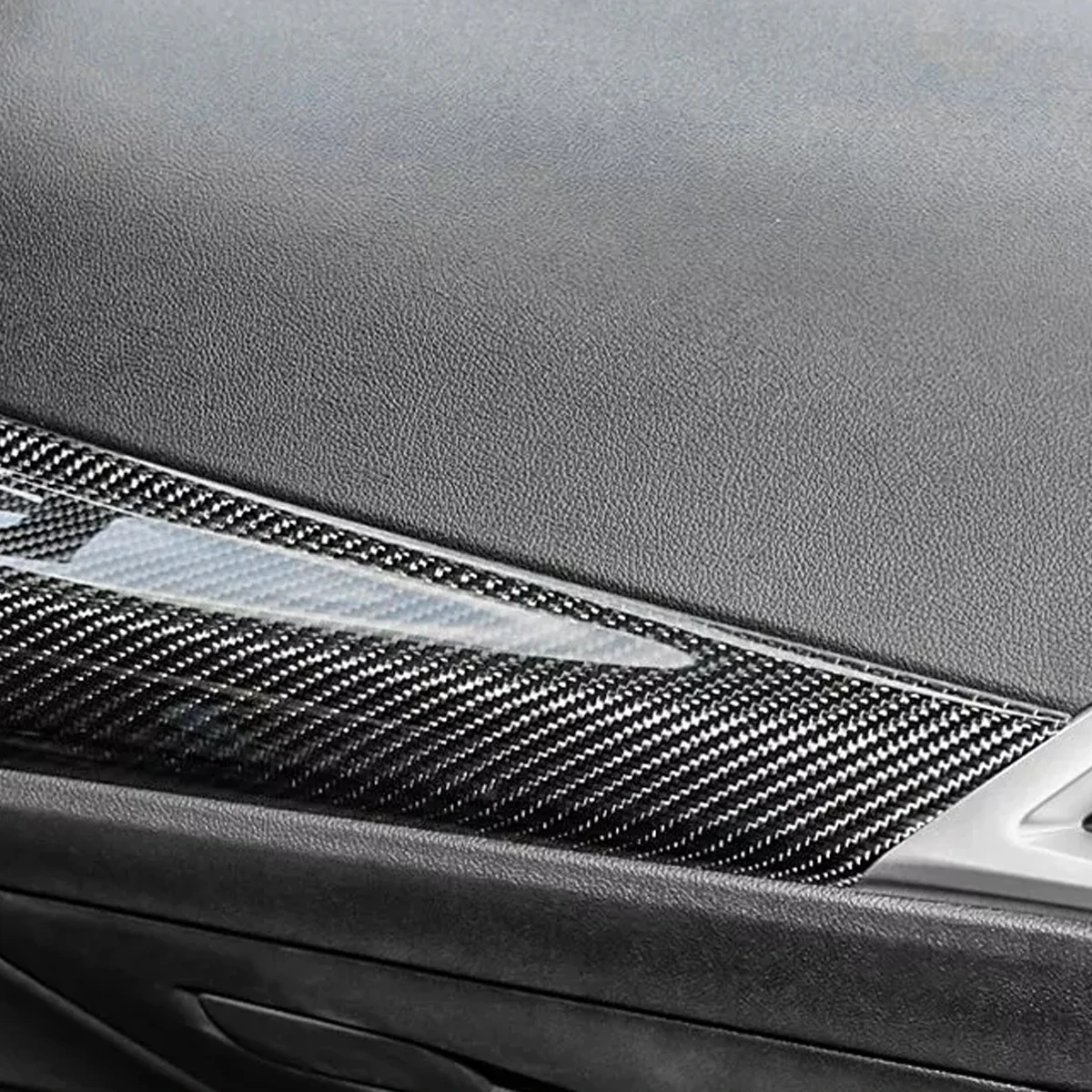 Фото Для BMW 2 3 4 серии G42 G20 G22 G28 M2 G87 M3 G80 M4 G82 2025+ LHD Внутренняя крышка приборной панели из настоящего углеродного волокна Автомобильные аксессуары №5