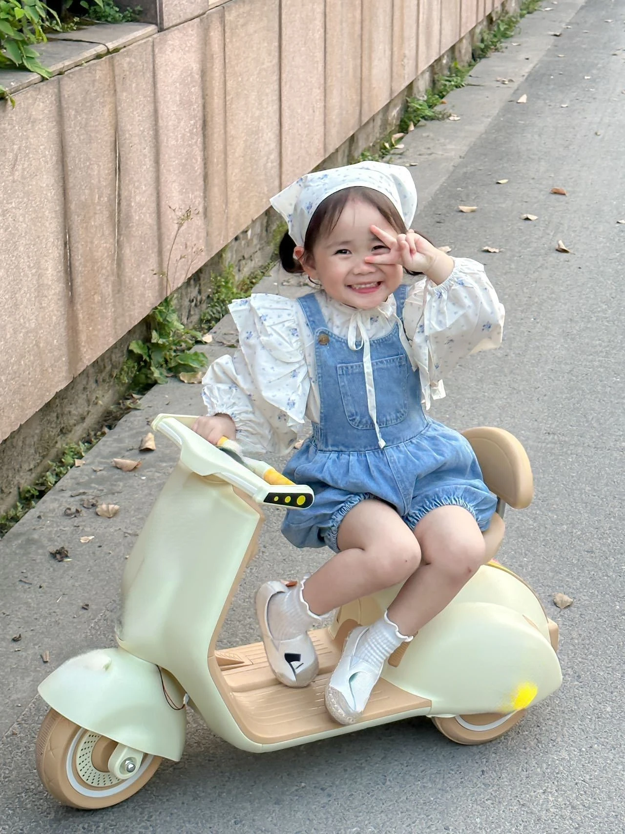 

Детский комплект для девочек, блузка с длинным рукавом и цветочным рисунком + джинсовые комбинезоны, костюмы, детская одежда для малышей