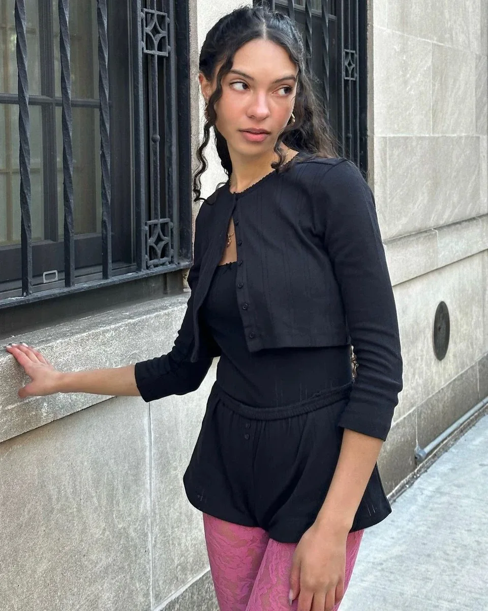 Короткая белая куртка с коротким рукавом и цветочным принтом