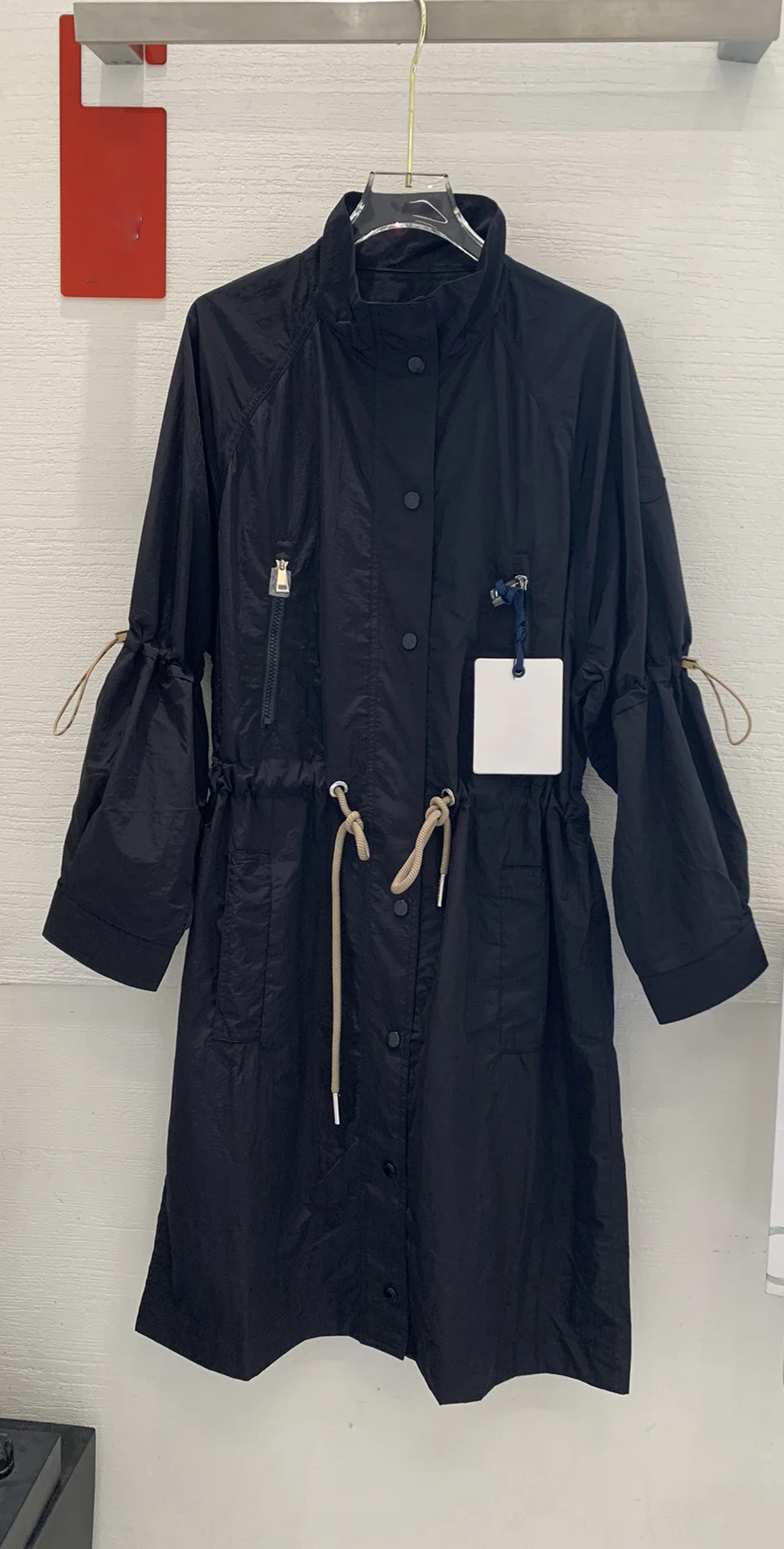 

A lightweight, long coat for women, this coat features a practical drawstring belt and sleeve design