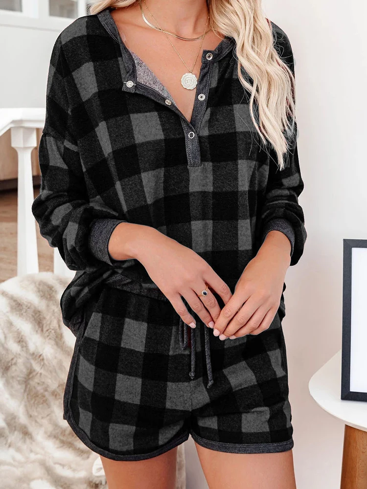 

Женский костюм из рубашки с длинным рукавом и круглым вырезом и эластичных шортов на шнуровке