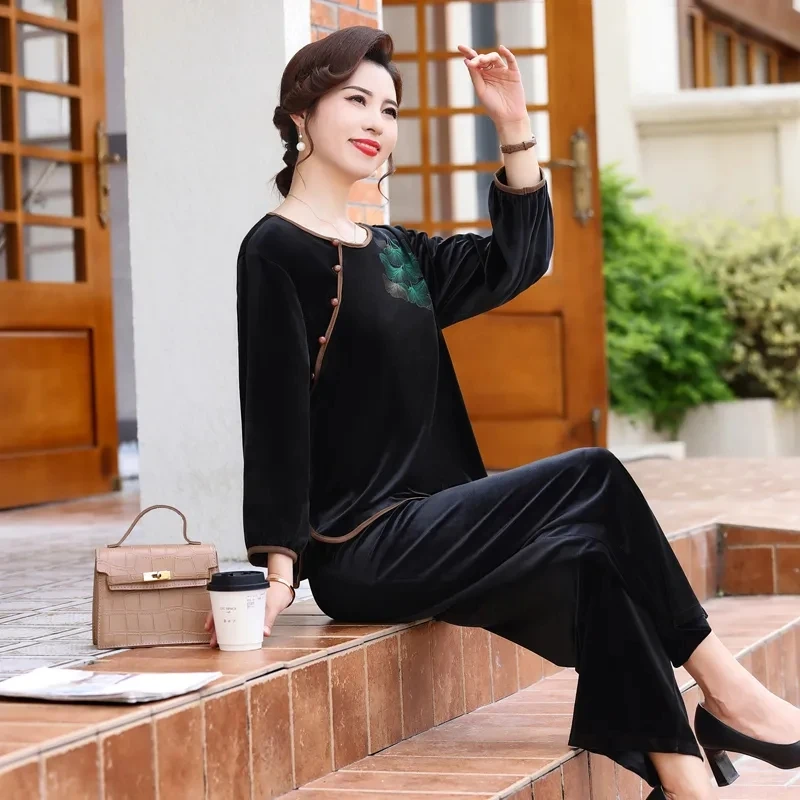 Женский бархатный костюм